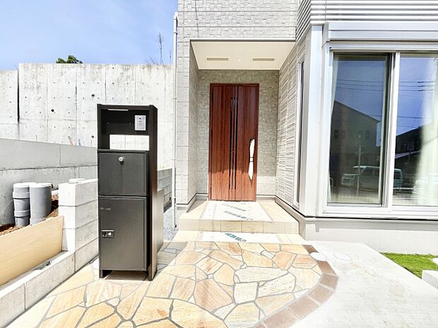 シンプルで落ち着いた雰囲気の玄関でご家族やお客様をお出迎え！   