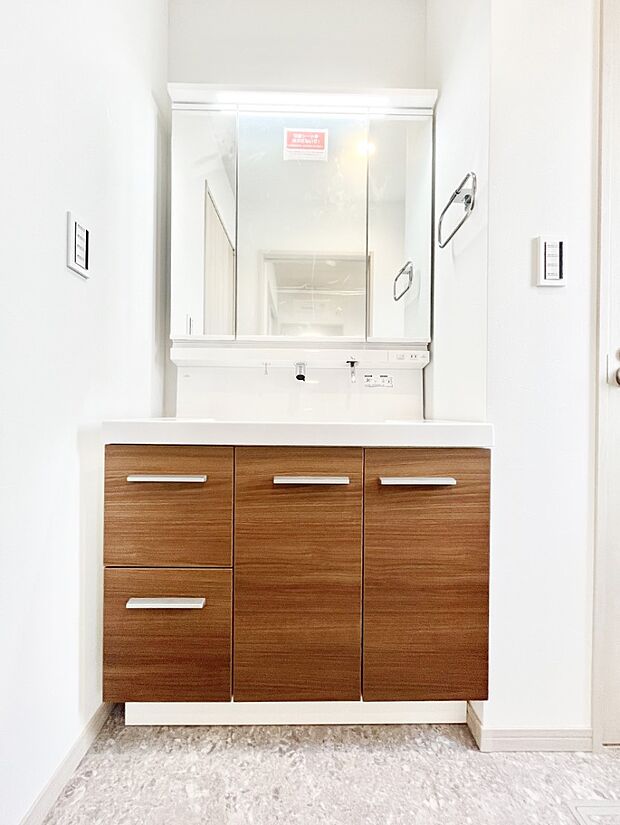 三面鏡キャビネット・シャワー付き洗面化粧台で忙しい朝の身支度もスムーズに！