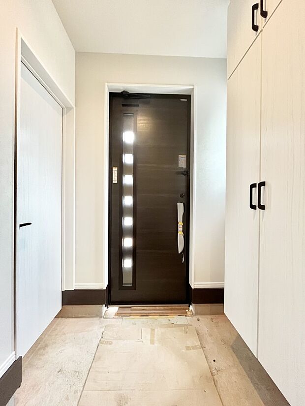 シューズインクローク付きの玄関。家族全員の靴や雨具などすっきり収納できます。