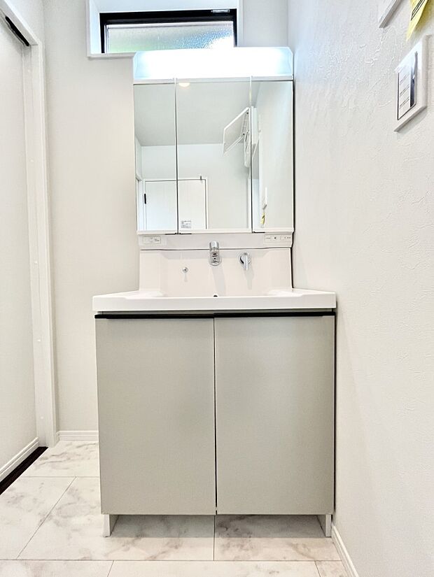 大きく見やすい三面鏡で清潔感ある洗面台は、身だしなみチェックや肌のお手入れにおすすめです。 