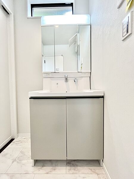 大きく見やすい三面鏡で清潔感ある洗面台は、身だしなみチェックや肌のお手入れにおすすめです。