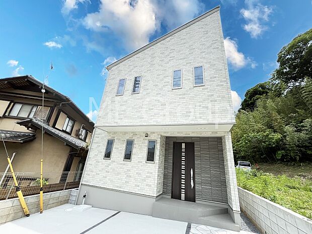 たっぷりの陽光と開放感に包まれる明るい住まい  