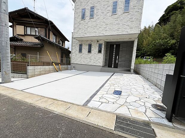 2台（車種による）駐車可！ご家族みんなの自転車も置ける広々カースペース。