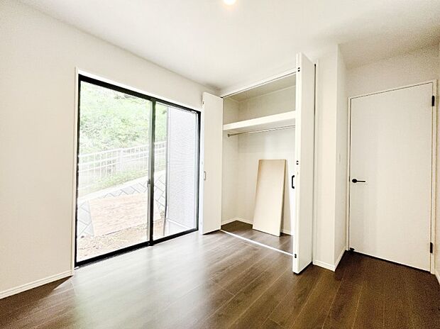 窓からのやさしい光が心地よいプライベートルーム