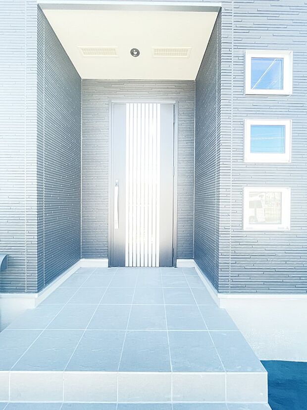 シンプルで落ち着いた雰囲気の玄関周り