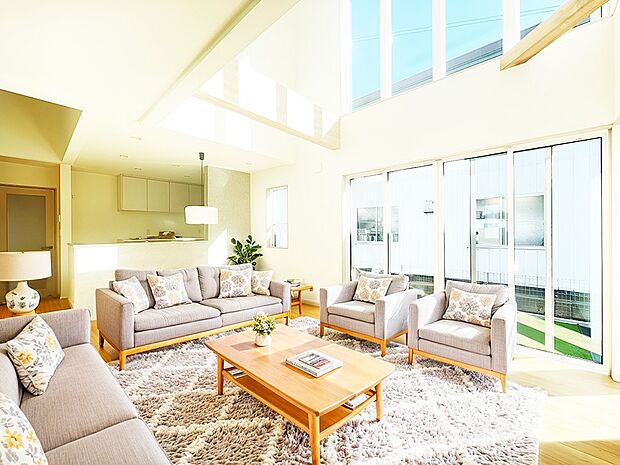 大きな窓からたっぷりの陽光と風を感じられるリビング※家具はCGです  