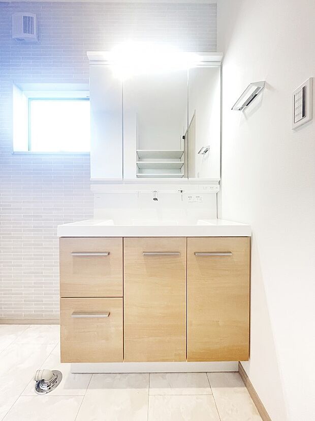 収納力と機能性に優れた洗面化粧台  