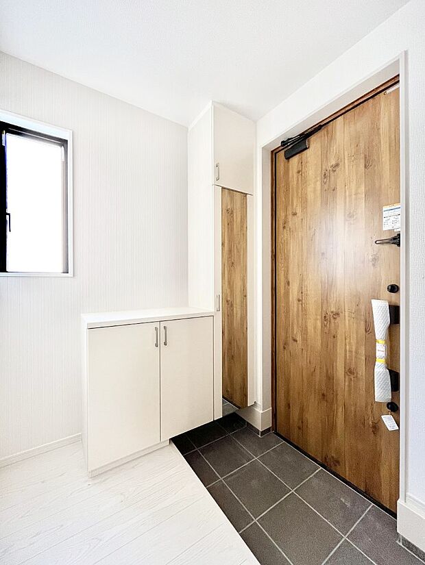 明るい玄関はお客様をお出迎えするのにぴったりです！ 