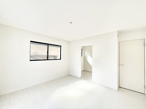 フリースペースとウォークインクローゼットを完備した広々した洋室