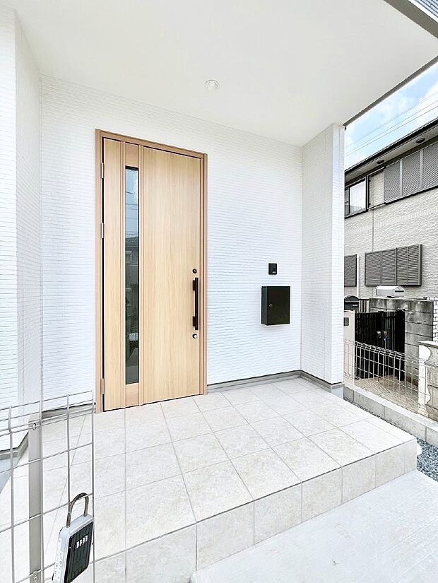 住まいの顔を演出する、玄関ドア。 