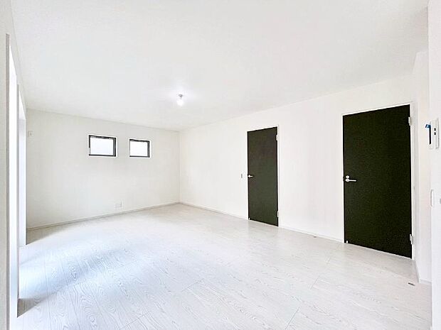 明るい陽光が注ぎ、寛ぎの雰囲気に満たされるリビングダイニング