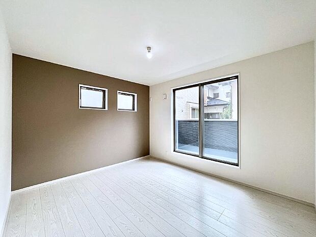 アクセントクロスがお洒落な洋室。2面採光で明るさ＆風通し良好！