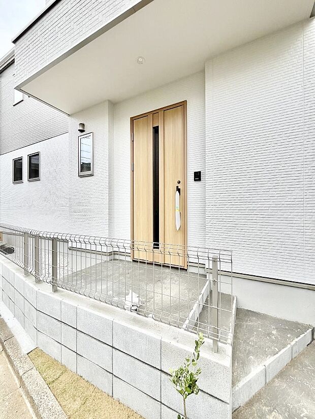 玄関アプローチにはプランターを並べて季節の花でお客様をおもてなしできます。