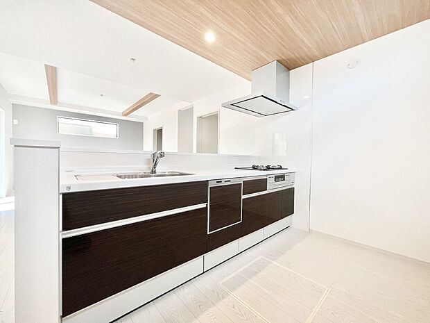 リビングで遊ぶお子様を見守りながらお料理ができる対面キッチン。