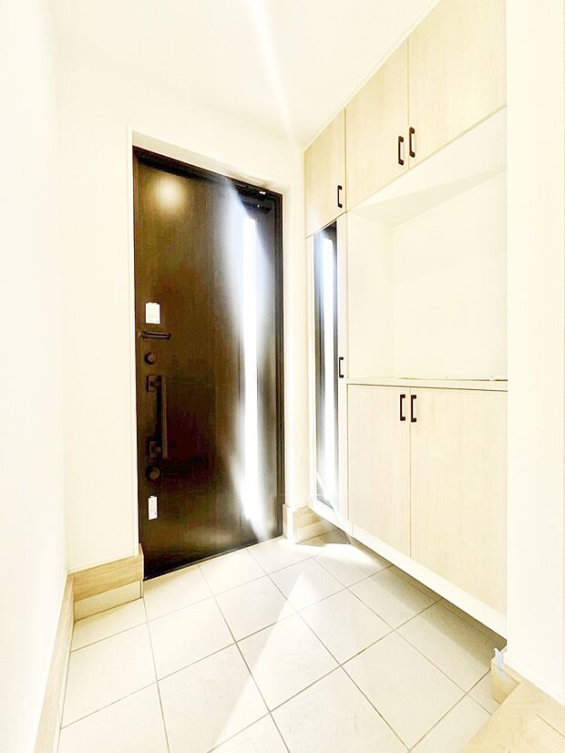 ご家族やお客様を気持ちよくお出迎え!明るい陽光が入り込む玄関。