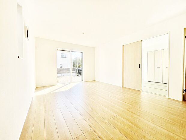 明るい陽光が注ぎ、寛ぎの雰囲気に満たされるリビングダイニング 