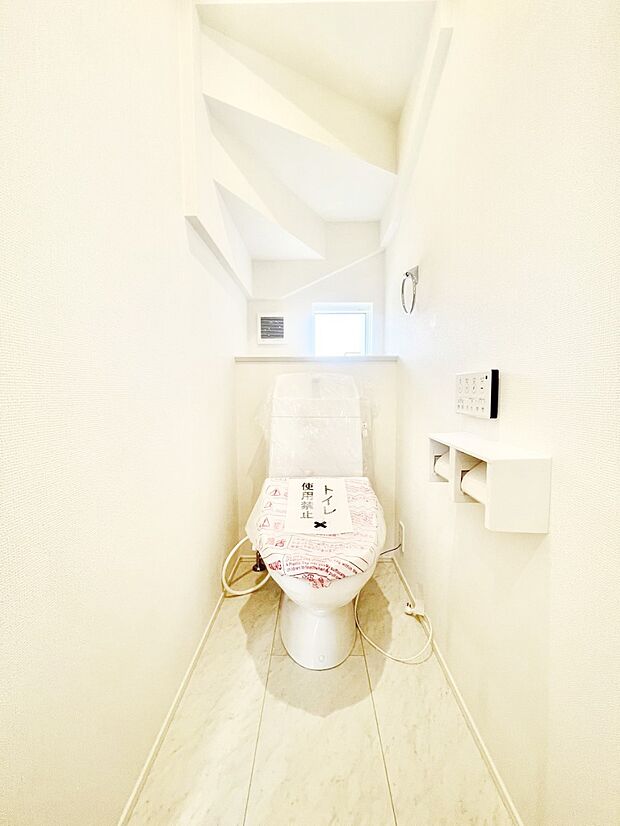 清潔感あるシャワートイレ。小窓から光が注ぎ込みます！