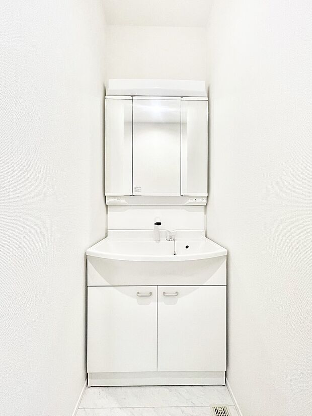 三面鏡キャビネット・シャワー付き洗面化粧台で忙しい朝の身支度もスムーズに！