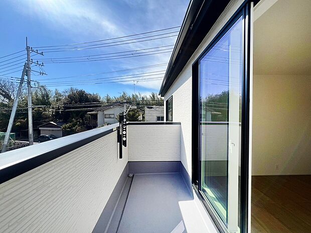 暖かな陽光が降り注ぐバルコニーはお洗濯におすすめ。爽やかな風も心地よいです。 