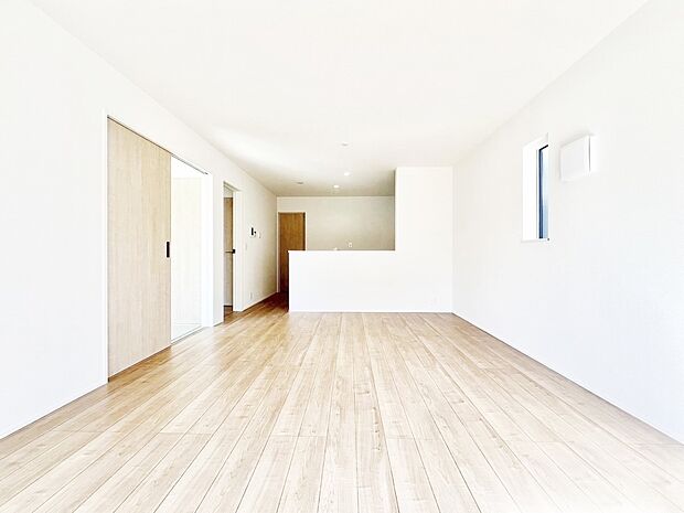 家族の笑顔が自然と生まれてくる、そんな雰囲気のダイニングに仕上がっています。