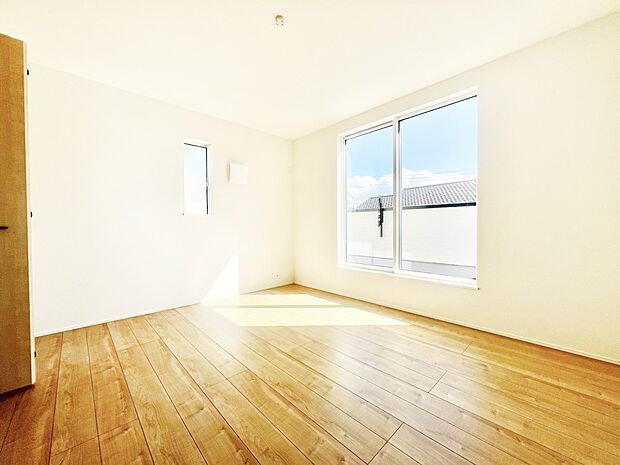 明るいバルコニーサイドに洋室を設置。目覚めの良い寝室に。 