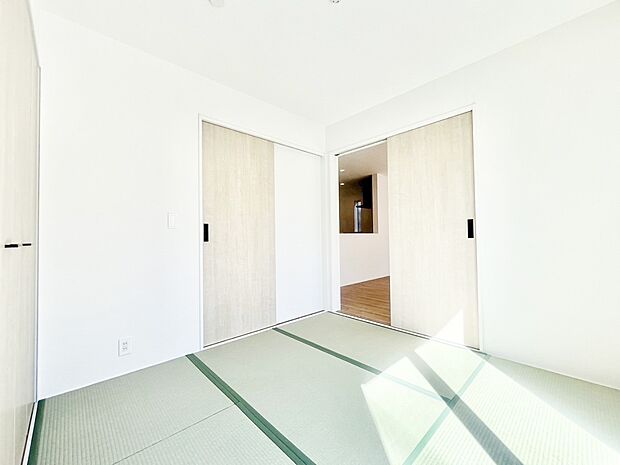 リビングと隣り合っている和室。ほっと一息できる和の空間です。