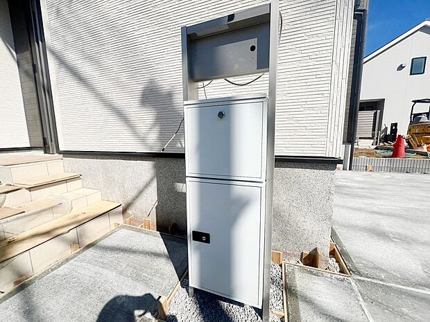 表札・インターホン・ポスト・宅配BOXをひとつに集約。エントランスになじむシンプルデザイン。