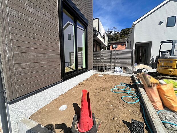 住まいに明るい光と開放感を演出してくれる庭スペース付き!