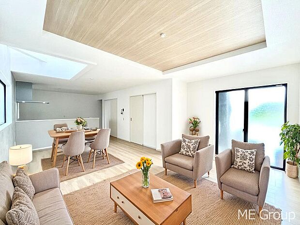 ご家族の賑やかな話し声で包まれる明るいリビング ※家具はCGです