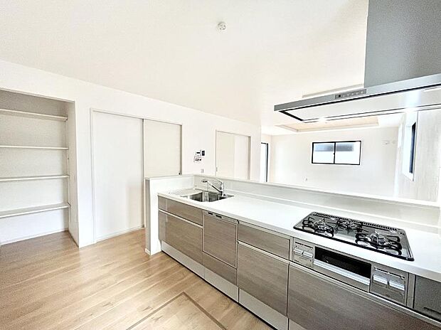 料理をしながらでもご家族との会話を楽しめる対面キッチン