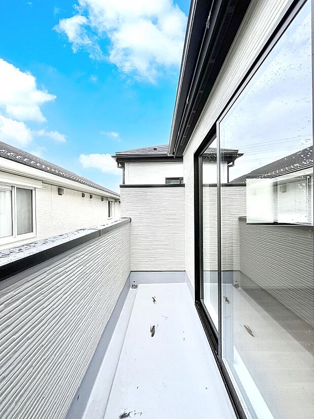 南向きのバルコニー!ご家族の洗濯物はもちろん、お布団もたっぷり干せます!