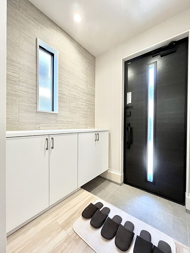 飾り棚を利用して、お越しいただくお客様をおもてなしできます。