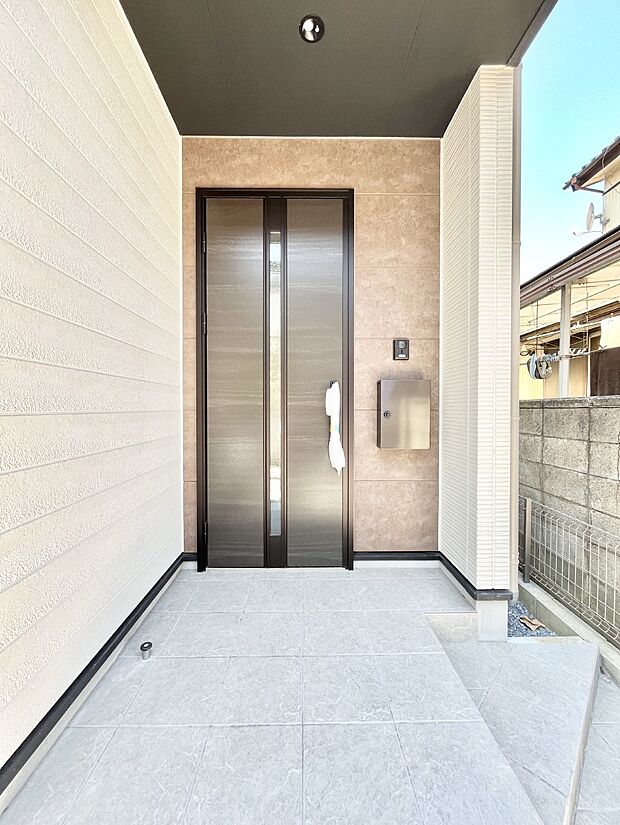 玄関アプローチにはプランターを並べて季節の花でお客様をおもてなしできます。