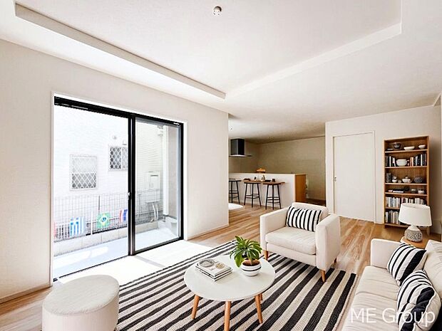 大きな窓からたっぷりの陽光と風を感じられるリビング※家具はCGです