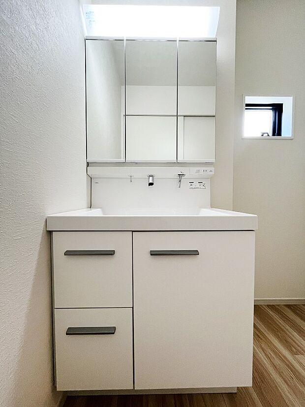 大きく見やすい三面鏡で清潔感ある洗面台は、身だしなみチェックや肌のお手入れにおすすめです。