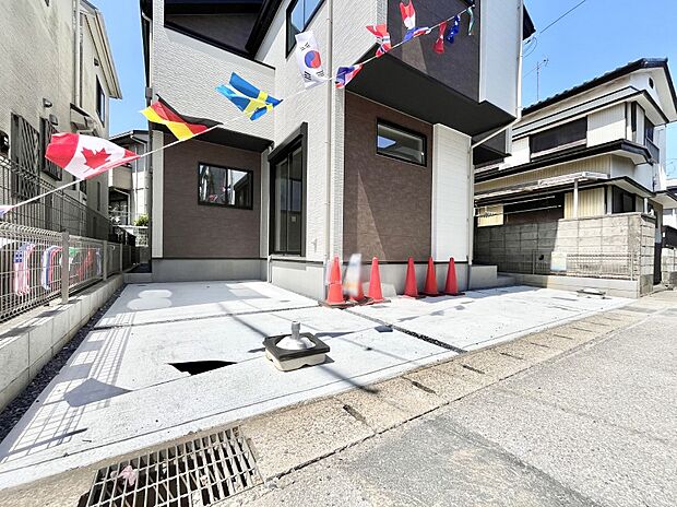 2台(車種による)駐車可!ご家族みんなの自転車も置ける広々カースペース。