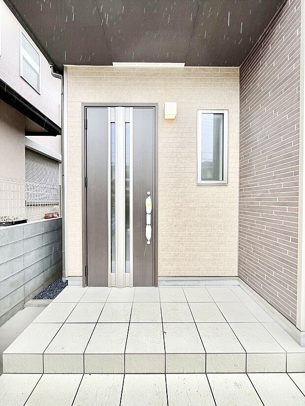 大切な家族、来客を出迎える玄関。