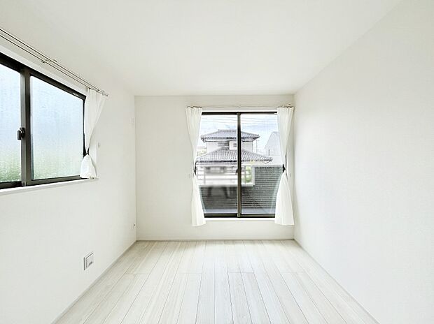 明るいバルコニーサイドに洋室を設置。目覚めの良い寝室に