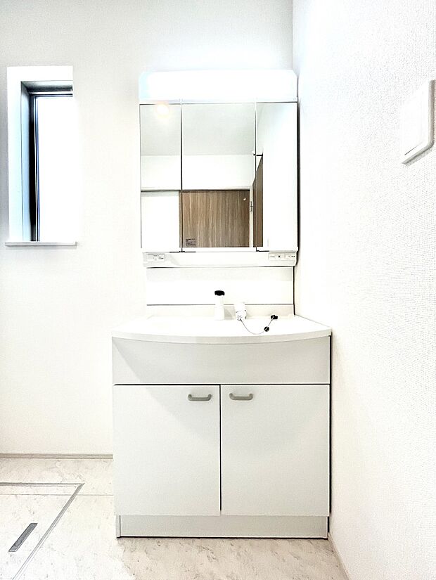 スタイリングに便利な三面鏡、ミラーキャビネットで細かい物スッキリ