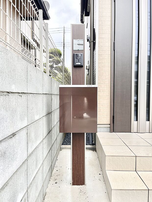 シンプルデザインのポスト。