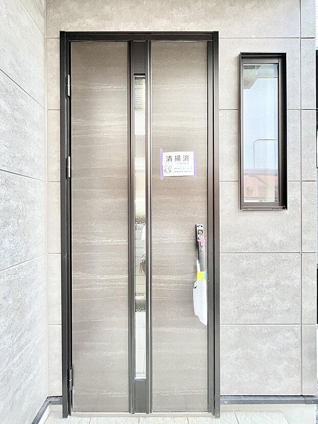 玄関前は雨が降っても濡れにくい屋根付き