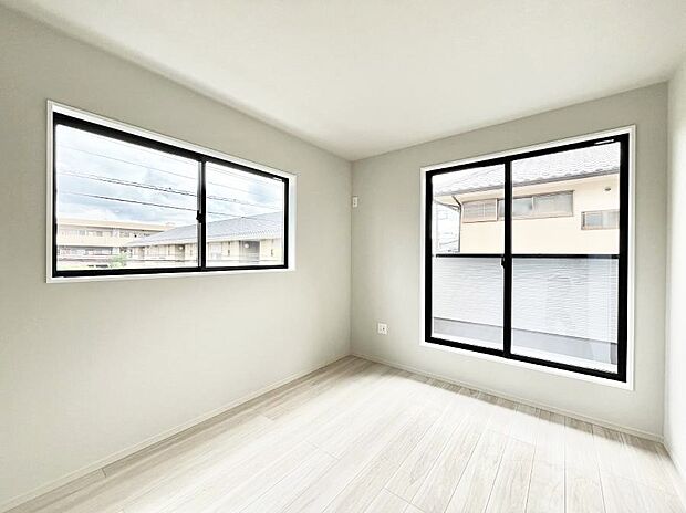 バルコニーが開放感をプラスしてくれる洋室