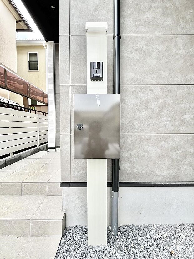 シンプルなデザインのポスト