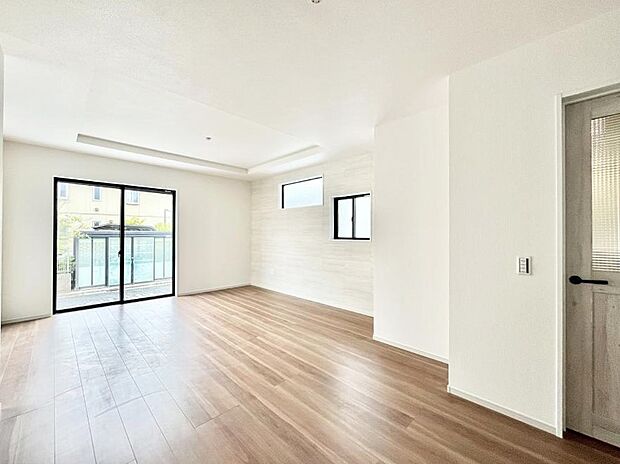 大きな窓からたっぷりの陽光と風を感じられるリビング