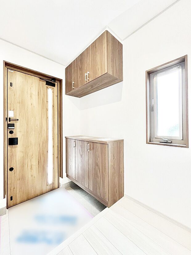 下駄箱はご家族の写真や季節のインテリアで飾り棚として演出できます