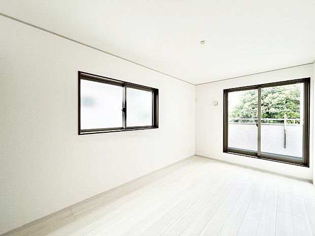 バルコニーが開放感をプラスしてくれる洋室