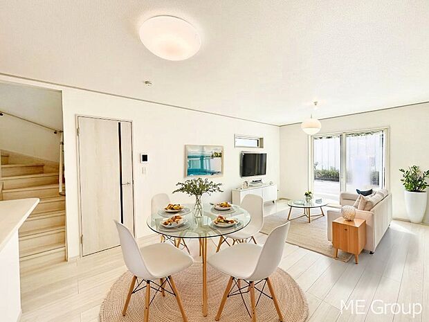 ご家族の賑やかな話し声で包まれる明るいリビング ※家具はCGです