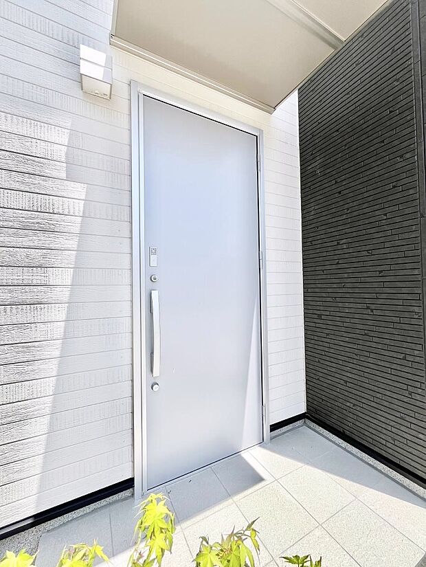 住まいの顔を演出する、玄関ドア。