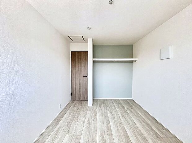 オープンタイプのクローゼット付き!収納が充実しているので、居住スペースを広く使えます。