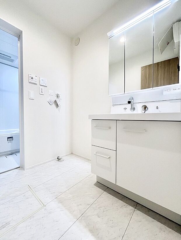 清潔感のある快適空間です。毎日の身支度も気持ち良くお使い頂けます。 